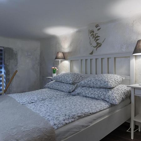 Sleek Minimalist Studio At Inner City Budapeste Exterior foto