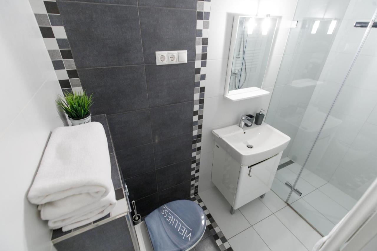 Sleek Minimalist Studio At Inner City Budapeste Exterior foto