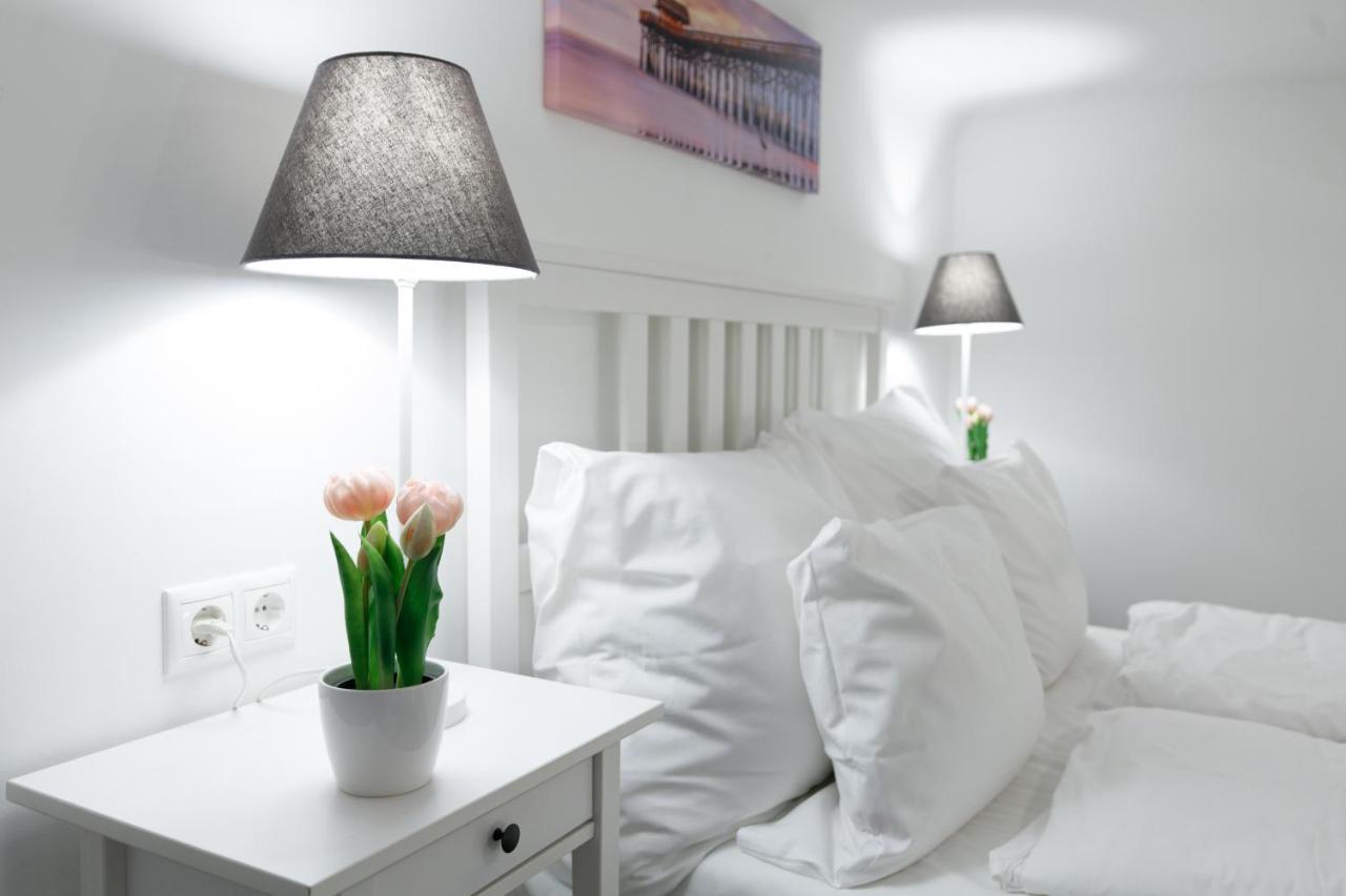 Sleek Minimalist Studio At Inner City Budapeste Exterior foto