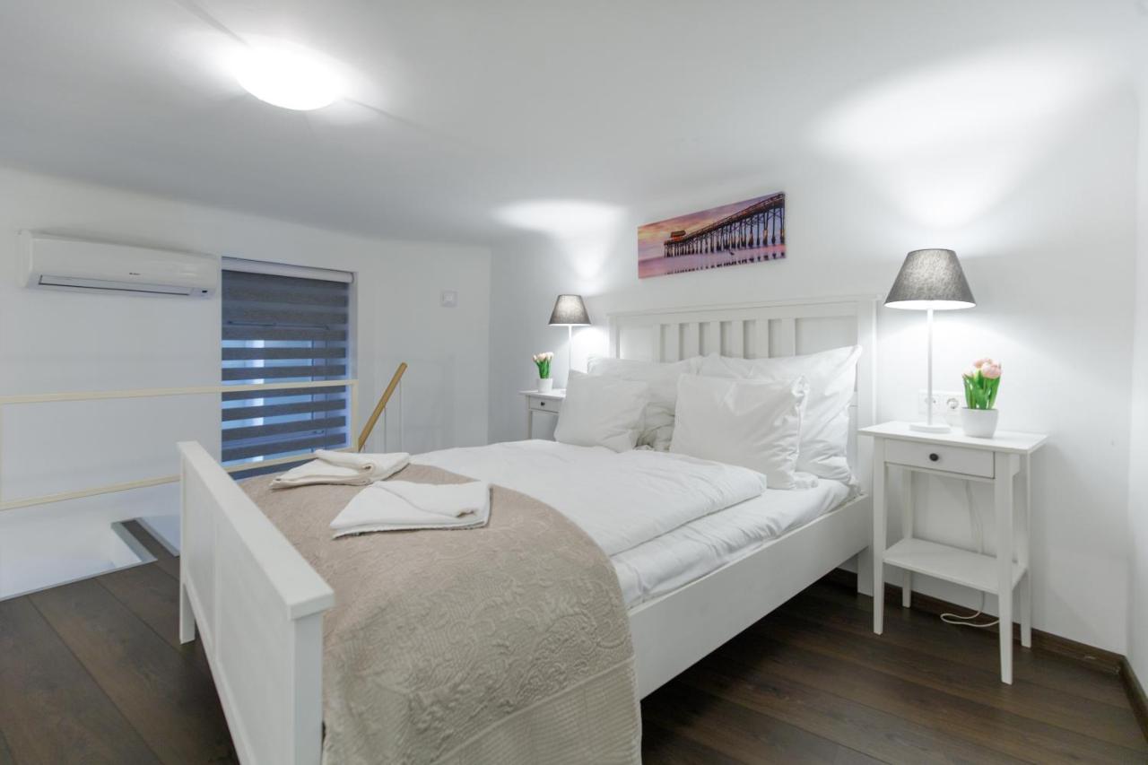 Sleek Minimalist Studio At Inner City Budapeste Exterior foto