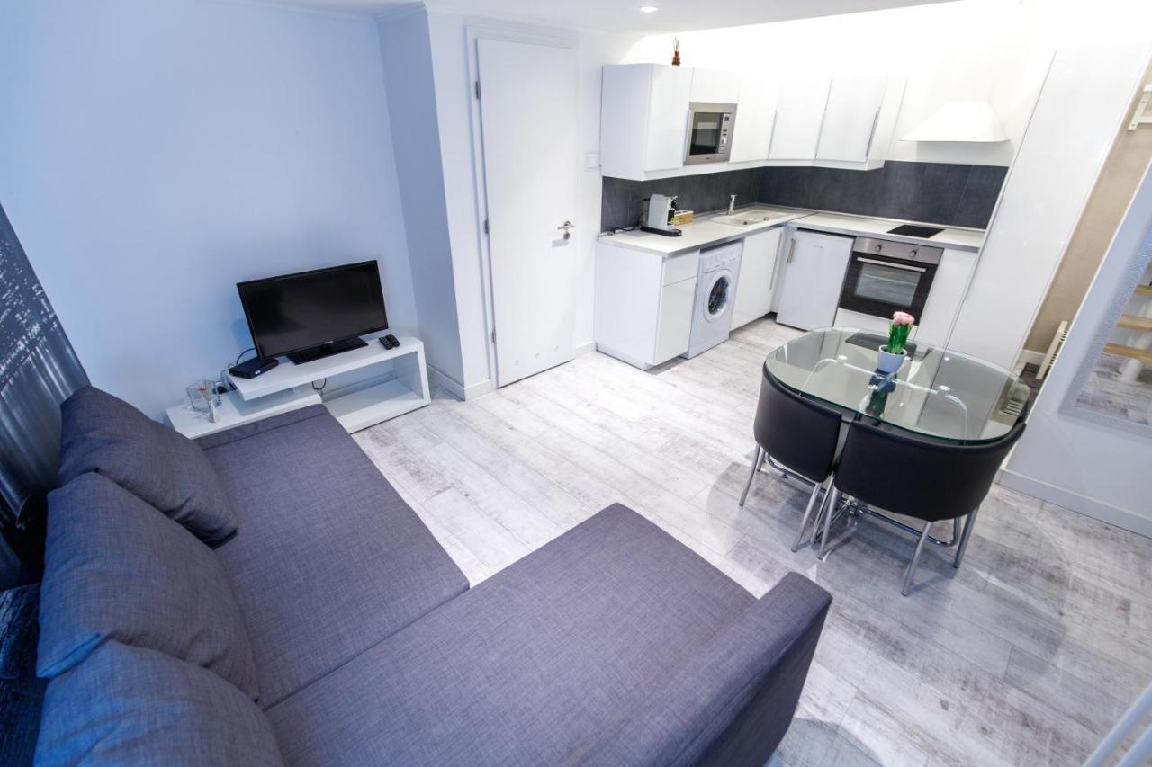 Sleek Minimalist Studio At Inner City Budapeste Exterior foto
