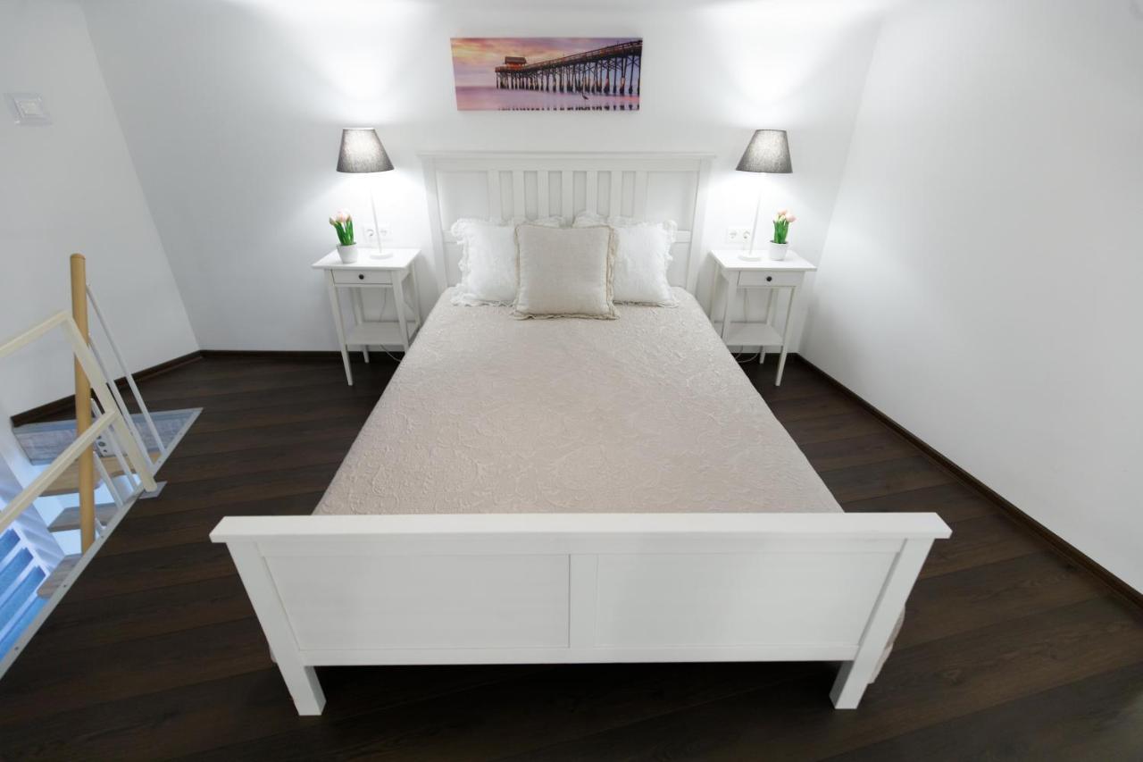 Sleek Minimalist Studio At Inner City Budapeste Exterior foto