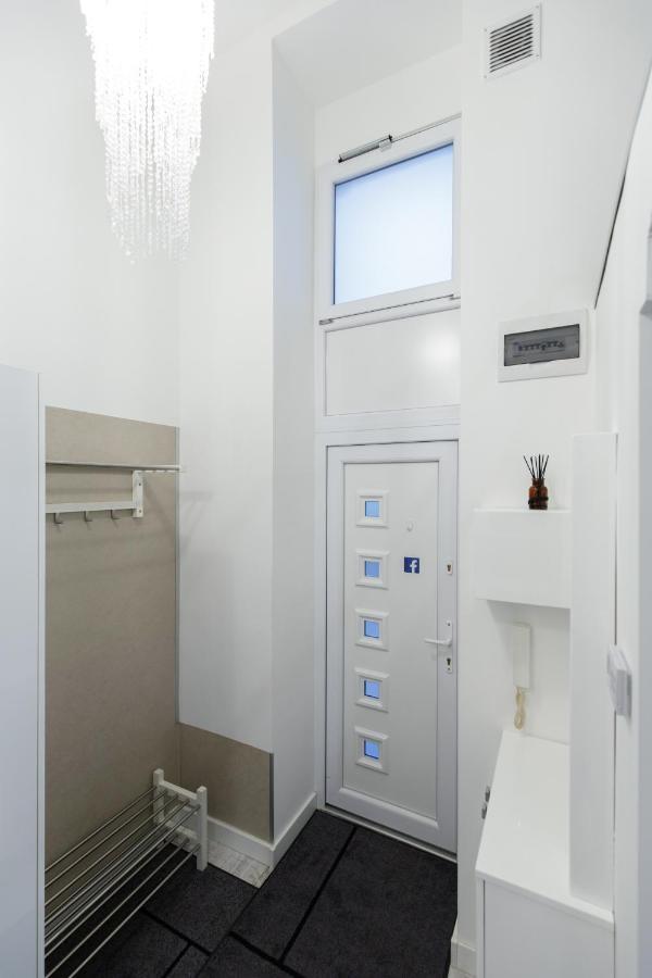 Sleek Minimalist Studio At Inner City Budapeste Exterior foto