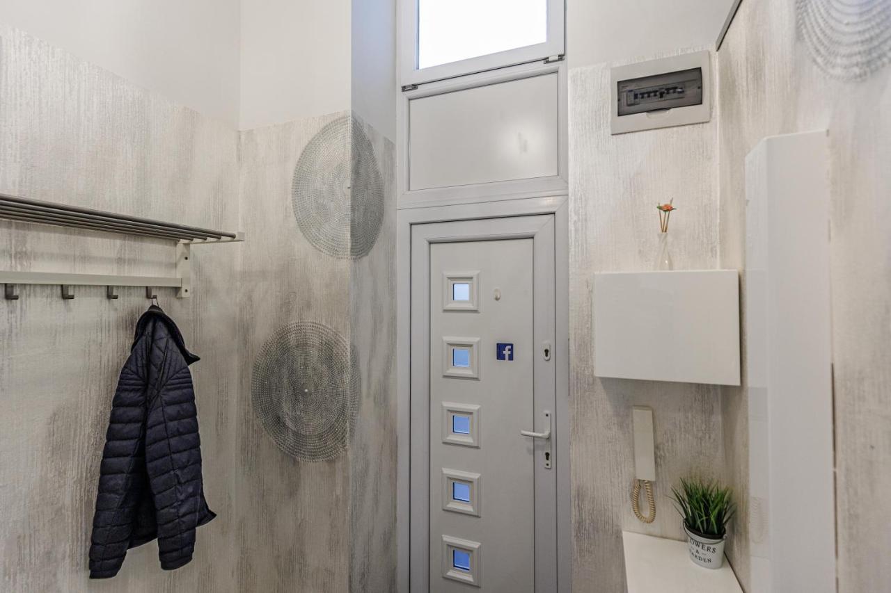 Sleek Minimalist Studio At Inner City Budapeste Exterior foto
