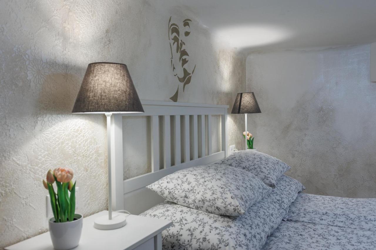 Sleek Minimalist Studio At Inner City Budapeste Exterior foto