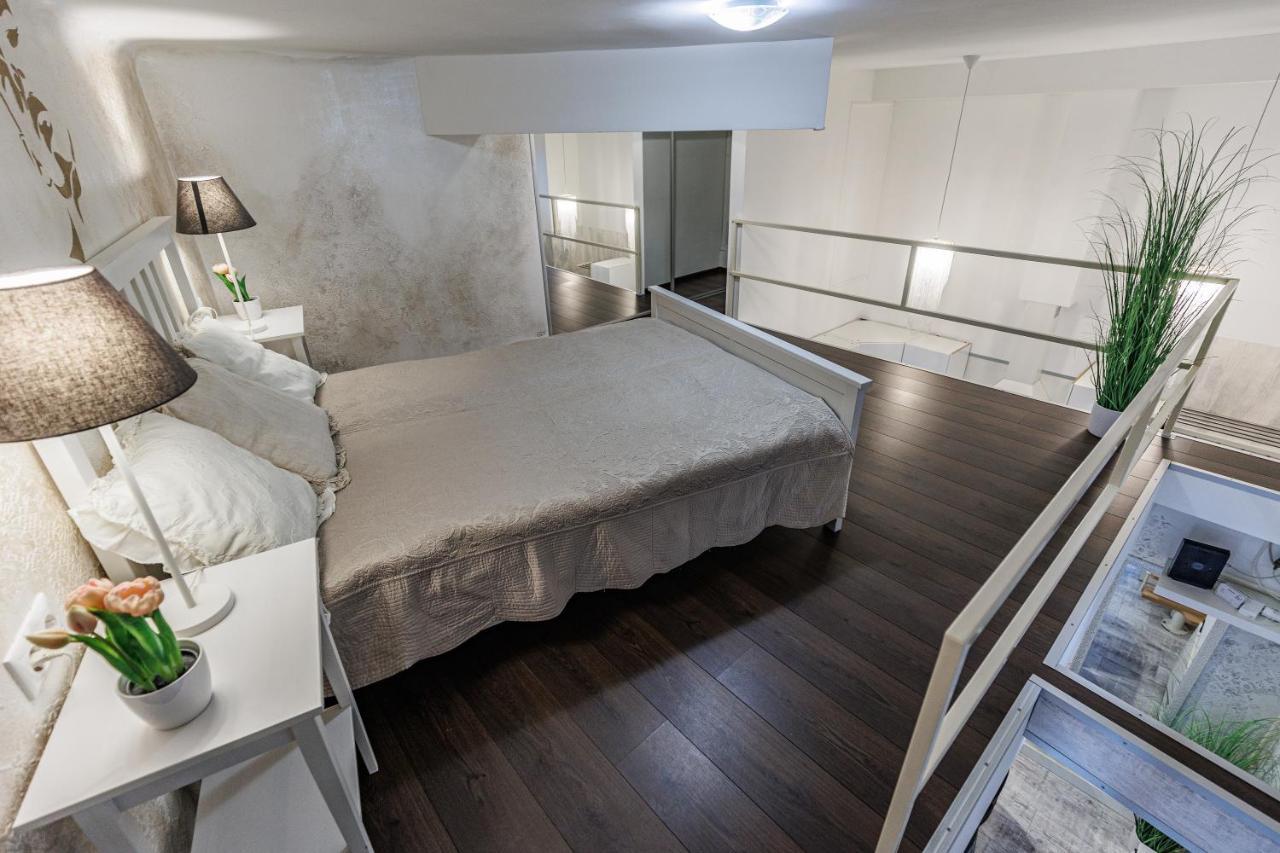 Sleek Minimalist Studio At Inner City Budapeste Exterior foto