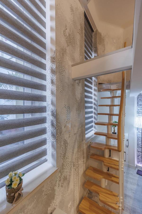 Sleek Minimalist Studio At Inner City Budapeste Exterior foto