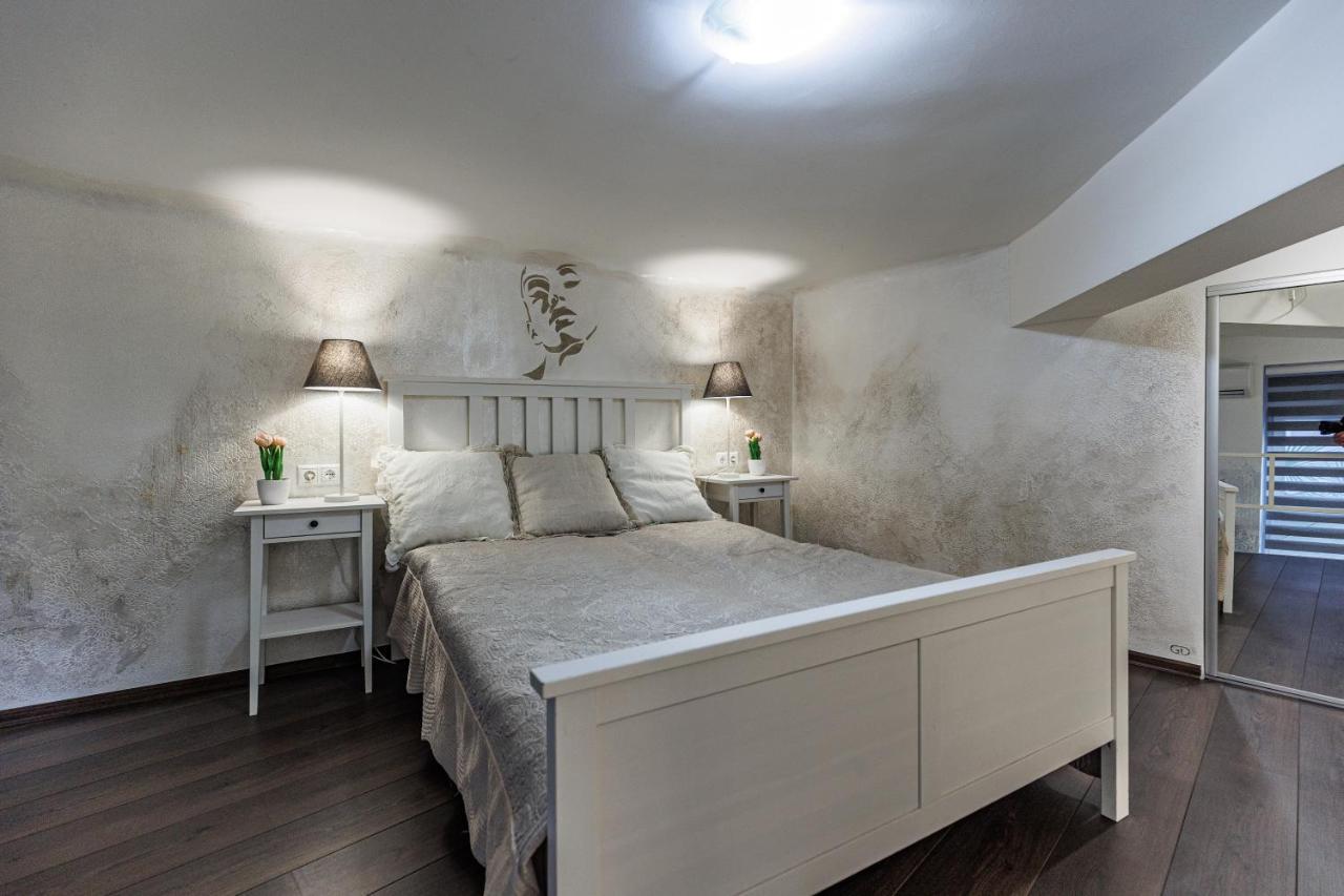Sleek Minimalist Studio At Inner City Budapeste Exterior foto