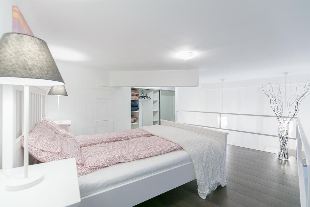 Sleek Minimalist Studio At Inner City Budapeste Exterior foto