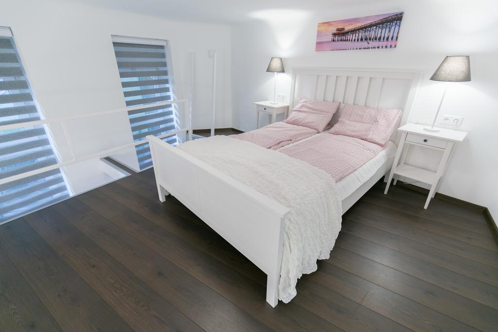 Sleek Minimalist Studio At Inner City Budapeste Exterior foto
