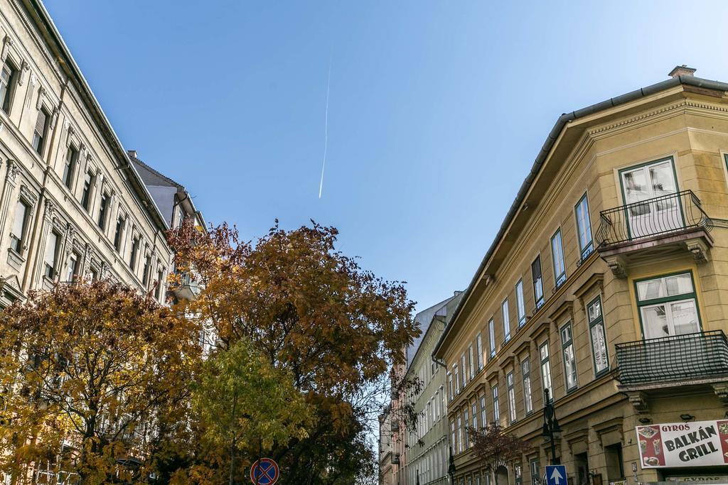 Sleek Minimalist Studio At Inner City Budapeste Exterior foto