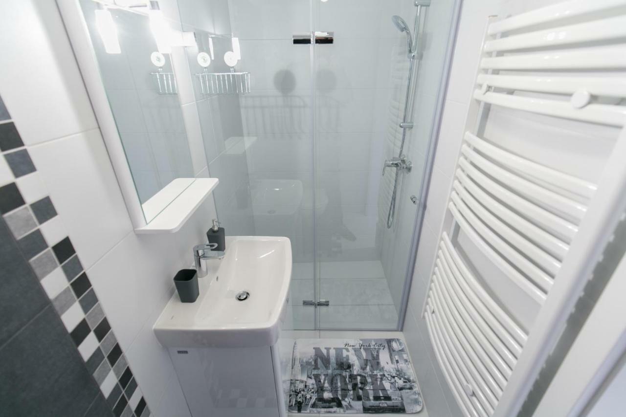 Sleek Minimalist Studio At Inner City Budapeste Exterior foto